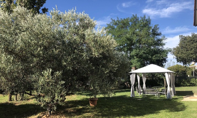 Saint-Gilles Apartment | Cottage with Pool, Fenced Garden – Pets Welcome