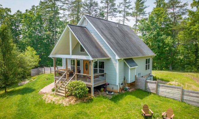 Weaverville House | Cottontail Trail: Peaceful Weaverville Sanctuary, 20 min from AVL and pet freindly!