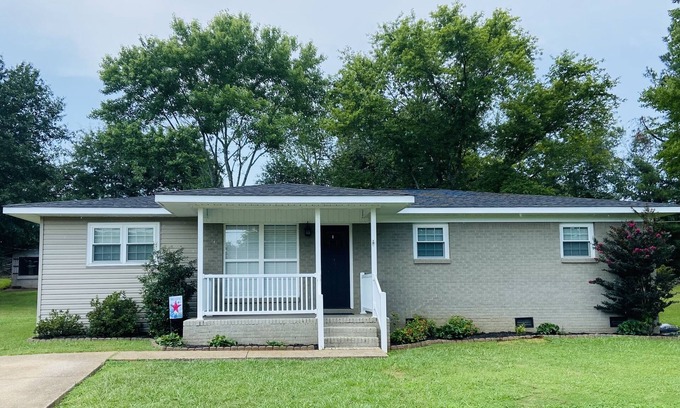 Rogersville House | Country Convenience and Half a Mile to Boat Ramp.