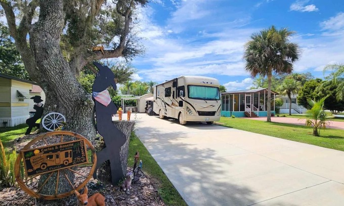 River Ranch RV Rental | Country Cowboy RV Campsite in River Ranch 72