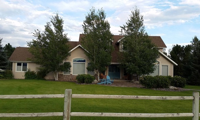 Big Timber House | Country Elegance on 1.4 acres, subdivision common access to Yellowstone River