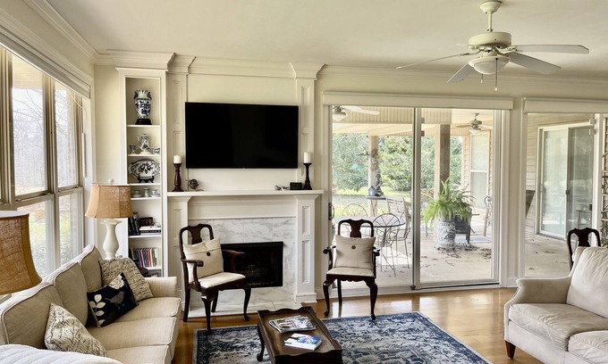 Canton House | Country home w/beautiful views, close to town, reservoir and Natchez Trace