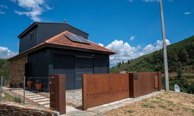 Casares House | Country House 'Casa Da Eira Velha' with Mountain View, Wi-Fi and Air Conditioning