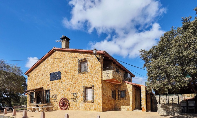 Montillana House | Country House 'Casa El Tío Patricio' with Lake View, Private Pool and Wi-Fi