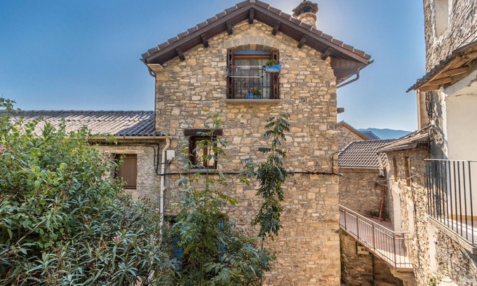 Belsierre House | Country House 'Casa Pirinea' with Mountain View and Wi-Fi