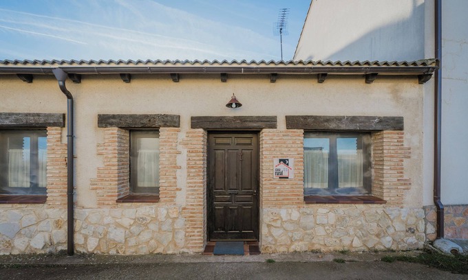 Turrubuelo House | Country House 'La Casa De Los Pollos' with Mountain View, Private Garden and Wi-Fi