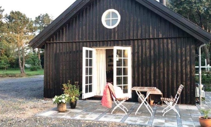 Roskilde Municipality Apartment | Country-living with a lovely view and own terrace, entrance and parking