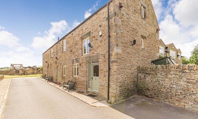 Dronfield Cottage | Countryside cottage on the edge of the Peak District