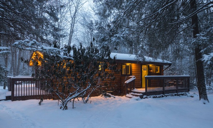 Tobyhanna Cabin | Couple's Log Cabin w/Jacuzzi