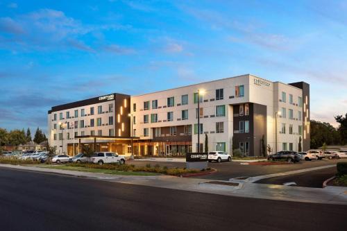 Clovis Hotel | Courtyard by Marriott Fresno Clovis