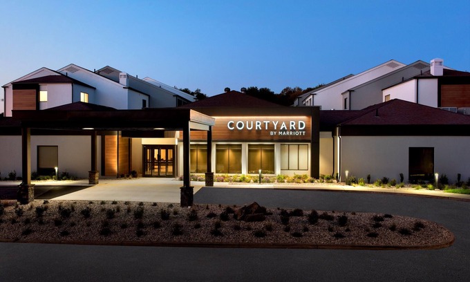 Wallingford Hotel | Courtyard New Haven Wallingford