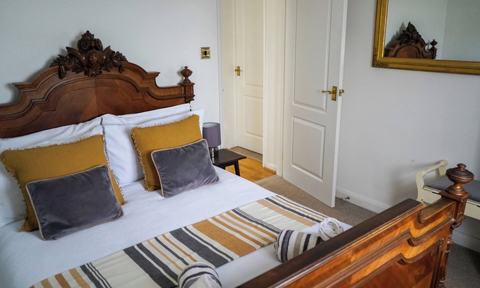 Kingsbridge Apartment | Courtyard, parking, strong WiFi. Nr Salcombe estuary, town, coast & beaches.