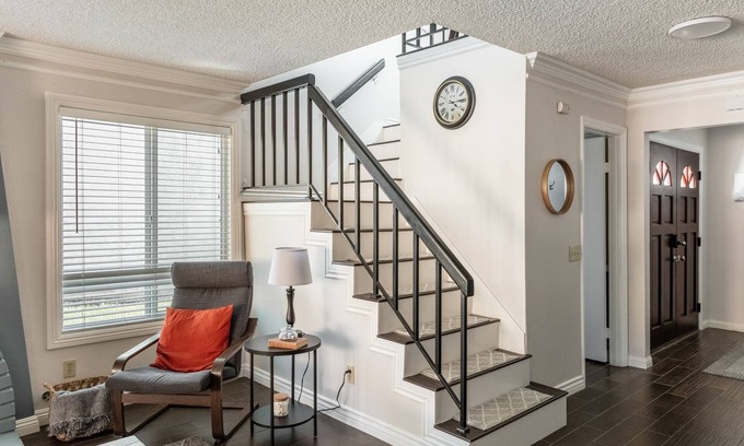 North Hollywood House | Covello 3 Br W/Backyard North Hollywood 3 Bedroom Home by RedAwning