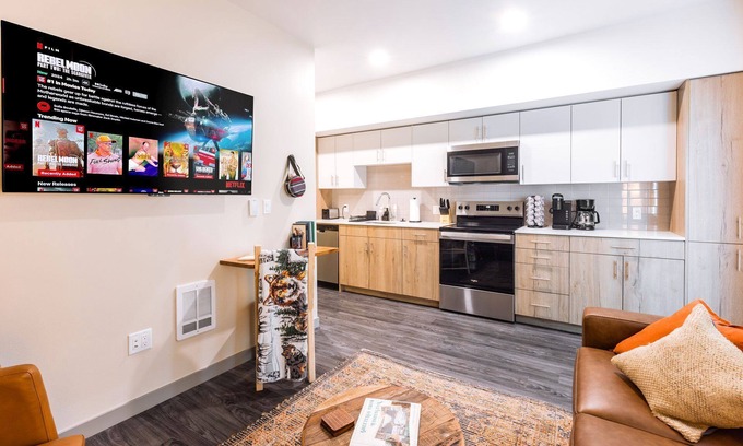 Central Tacoma House | Cozy 1 bdrm, 15 minutes from Downtown, Pool, Gym, In-Unit Washer Dryer