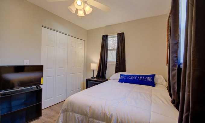 Morris Cabin | Cozy 1 bed with large private fenced yard, Near Brisbin Rd Exit, Short-Longterm