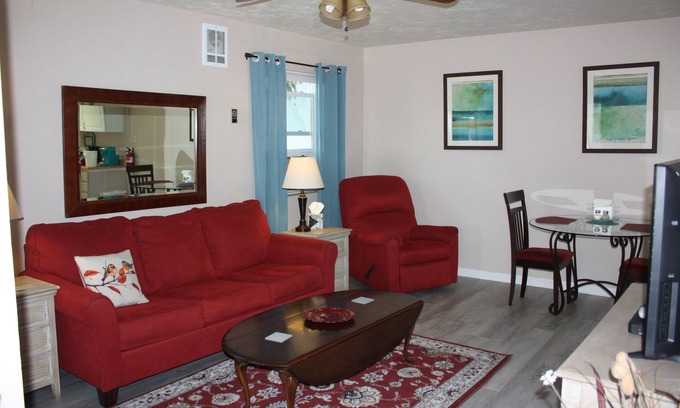 Nob Hill House | Cozy 1 Bedrm/1 Bth, Walk to Downtown, Pet Friendly, Fenced yard, Covered Patio