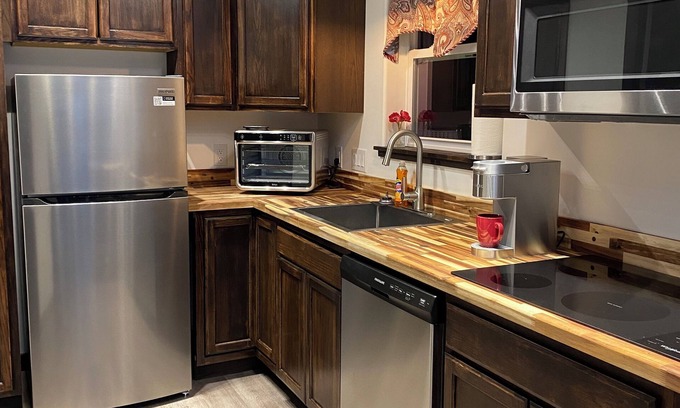 Livingston Apartment | Cozy 1-bedroom apartment with AC and WiFi above pottery studio in Livingston