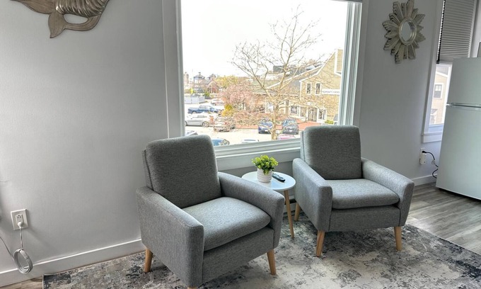 Historic Hill Apartment | Cozy 1-bedroom apartment in charming Newport with AC