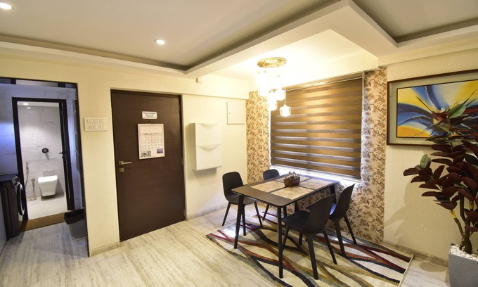 Bandra West Apartment | Cozy 1-bedroom apartment in amazing Mumbai with AC, WiFi