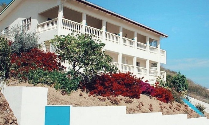 Brievengat Apartment | Cozy 1 bedroom poolside apartment with views toward Table Mountain