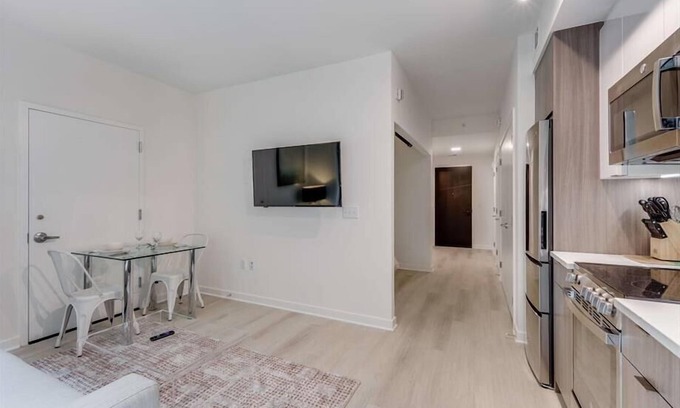 NoMa Hotel | Cozy 1BR in NoMa, Steps to Metro, Dining & More!