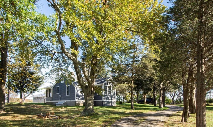 Minot Cottage | Cozy 2/1 in a serene, park-like setting, near Minot Beach & coastal marshes