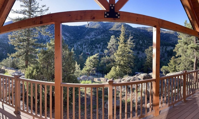 Lyons House | Cozy 2/2 Log Cabin Home - 11 miles from Estes Park, CO