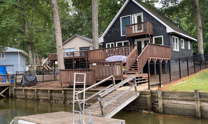 Southmont House | Cozy 2 Bed 2 Bath waterfront cottage on beautiful High Rock Lake- fully updated
