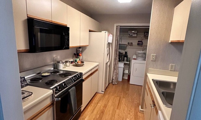 Westover Apartment | Cozy 2-bedroom apartment in charming Fayetteville with AC, WiFi