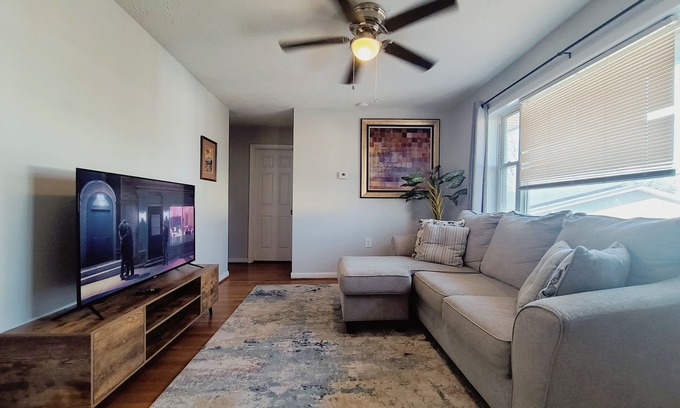 Lexington Apartment | Cozy 2-bedroom apartment with WiFi, AC, walk to UK Campus/Hospital, near St. Joe