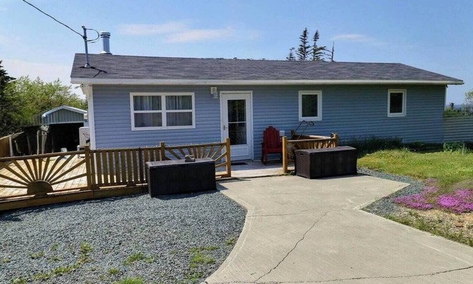 Terra Nova House | Cozy 2-bedroom bungalow in the country but minutes to the highway!