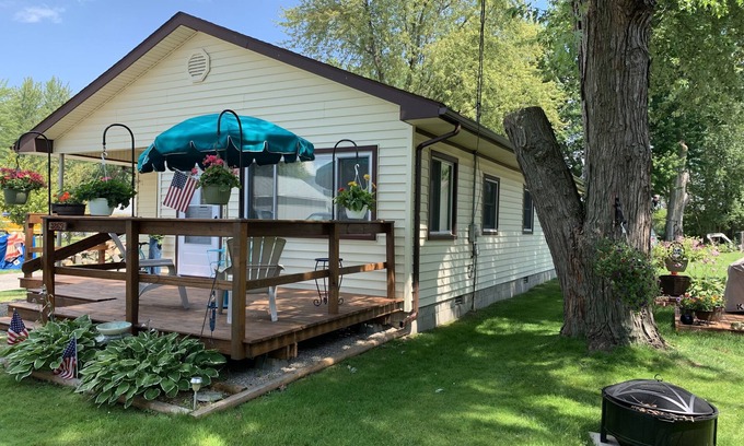 Harsens Island House | Cozy 2 Bedroom Cottage on Harsens Island With Dock And Water Access