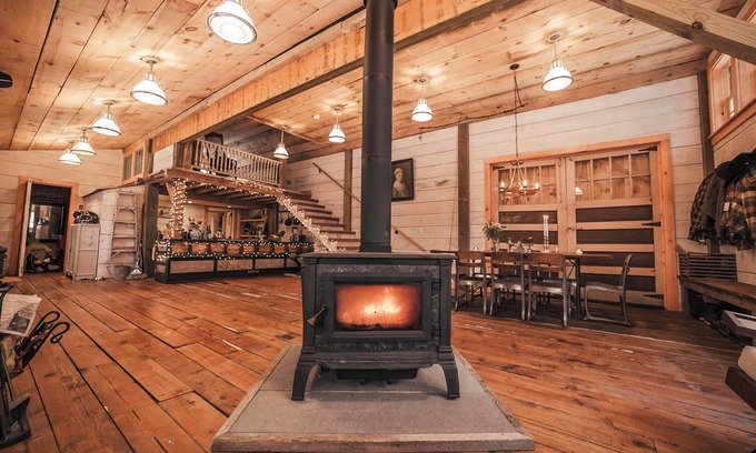 South Londonderry Cabin | Cozy 2-bedroom cabin in enjoyable Londonderry with AC with hot tub and sauna