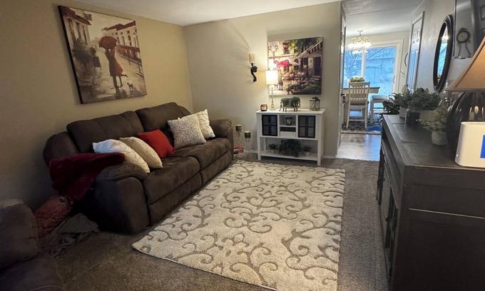 Ashwaubenon Condo | Cozy 2-bedroom condo in awesome Ashwaubenon with WiFi, AC.
