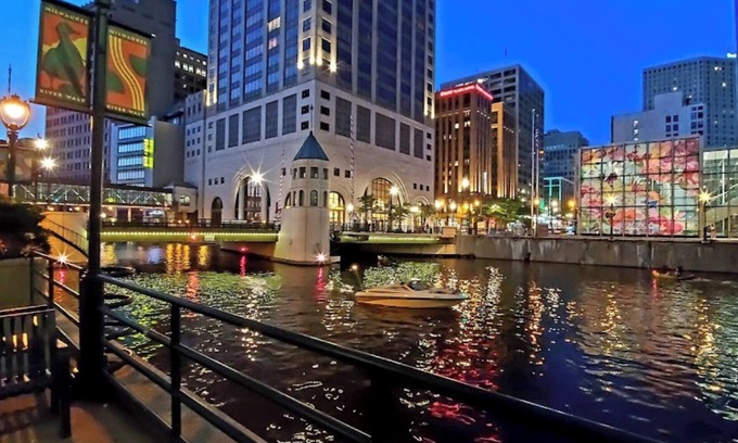 East Town Condo | Cozy 2-bedroom condo in charming Milwaukee with fitness room, WiFi