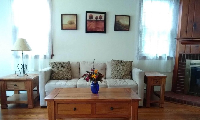 Bellefonte Cottage | Cozy 2 bedroom cottage located in quaint downtown Bellefonte.