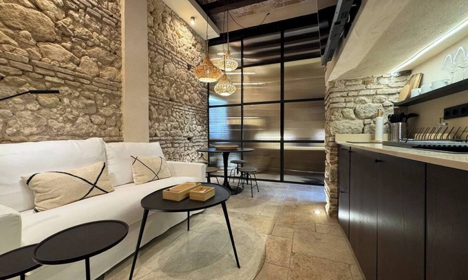 Bowrington Apartment | Cozy 2-bedroom apartment in perfect Hong Kong Island with WiFi, AC