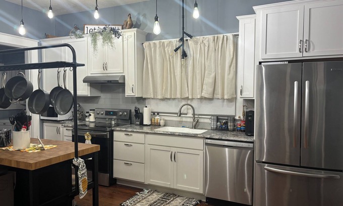 Terre Haute House | Cozy 2-bedroom house conveniently located to all Terre Haute has to offer.