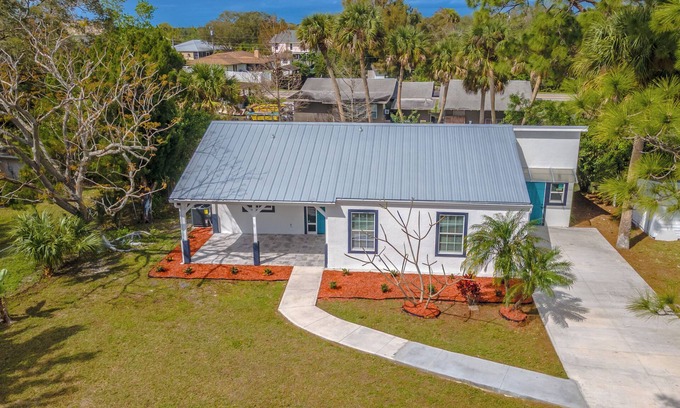 Cocoa House | Cozy 2-bedroom house in charming lake Poinsett Cocoa Fl with AC, Wi-Fi