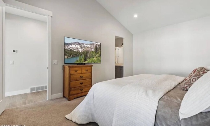Kamas House | Cozy 2-bedroom house in tranquil Kamas with WiFi, AC