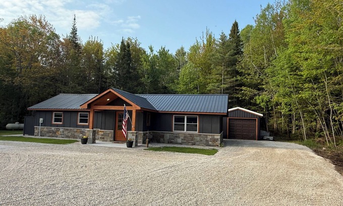 Paradise House | Cozy 2-bedroom house with WiFi in Paradise near restaurants and attractions
