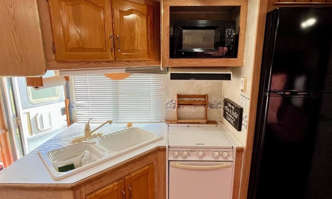 Wheatland House | Cozy 2-bedroom RV in tranquil Tuttle with AC, WiFi