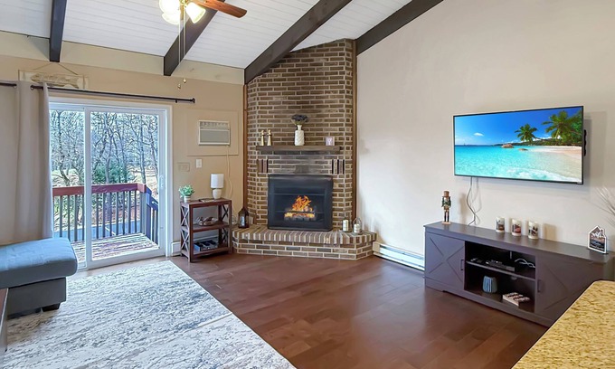 Lake Harmony House | Cozy 2-bedroom townhome in charming Lake Harmony with AC, WiFi