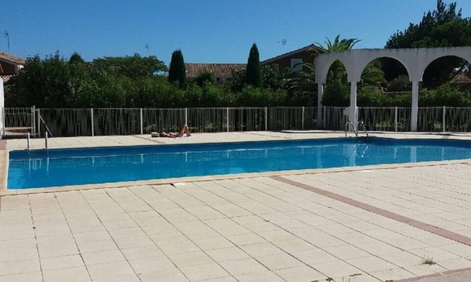 Vendres House | Cozy 2-BR Cabin with BBQ, Pool Access, 600m from Beach, Parking, Sleeps 4
