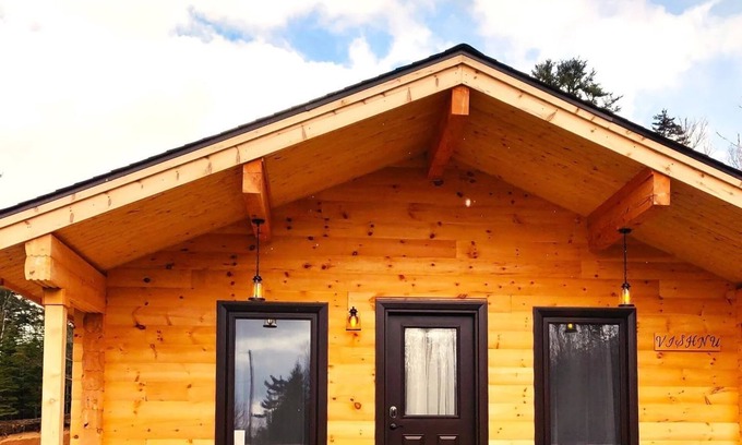 West Hants Cottage | Cozy 2 BR Log Cottage w/Firepit Bbq,close to lakes, vineyards, zipline & Skiing