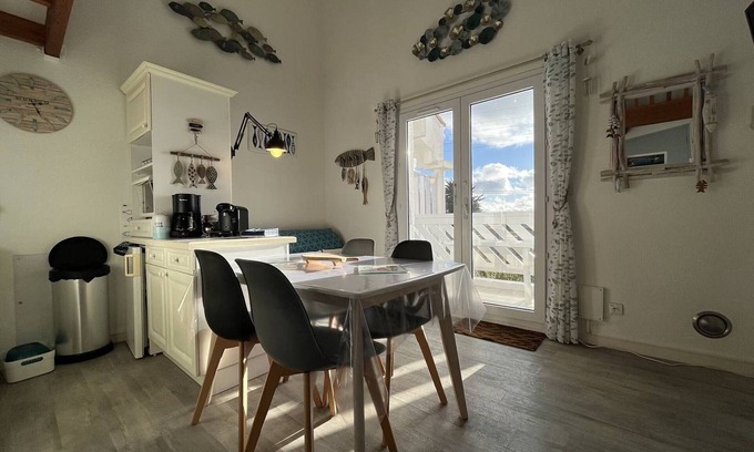 La Cotiniere Apartment | Cozy 2-room apartment, sleeps 4, sea view, near port, WIFI, parking, beach in St-Pierre-d'Oléron