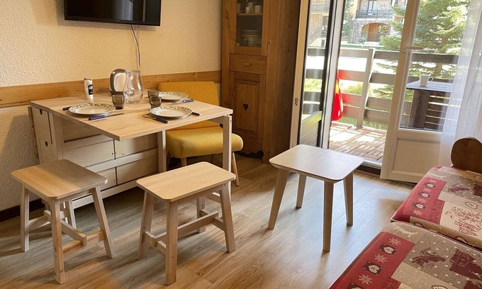Risoul Apartment | Cozy 2-Room Apartment for 5 with Balcony, Close to Shops & Ski Lift in Risoul 1850