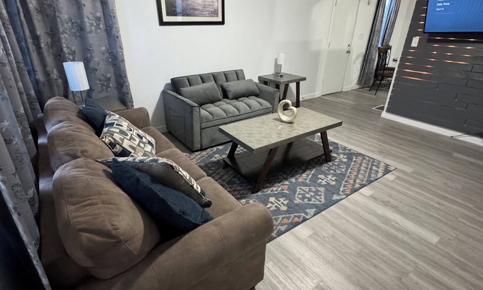 Airport Heights Community Council House | Cozy 2BD house A Russian Jack