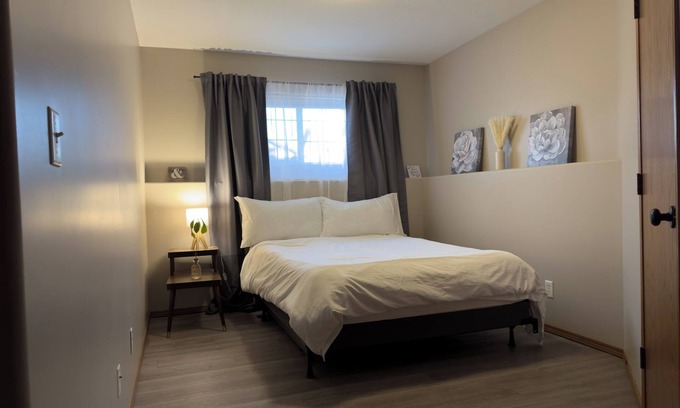 Red Deer House | Cozy 2bed Guest suite with separate entry