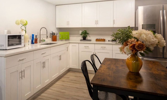 Bryn Mawr-Skyway House | Cozy 2BR 1BA Lower unit Retreat Near Airport